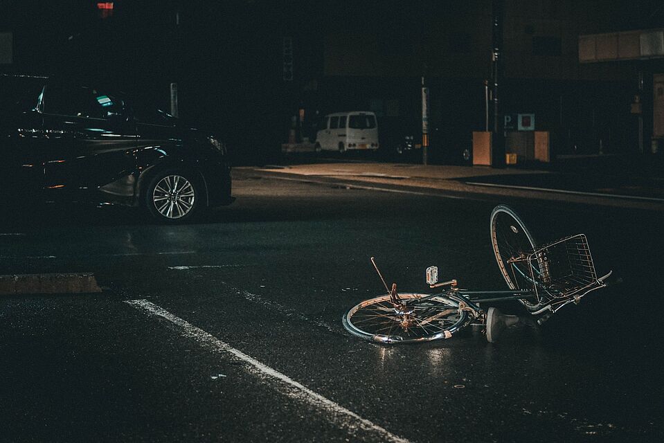 Radunfall Fahrrad liegt nach einem Unfall verbogen auf der Straße